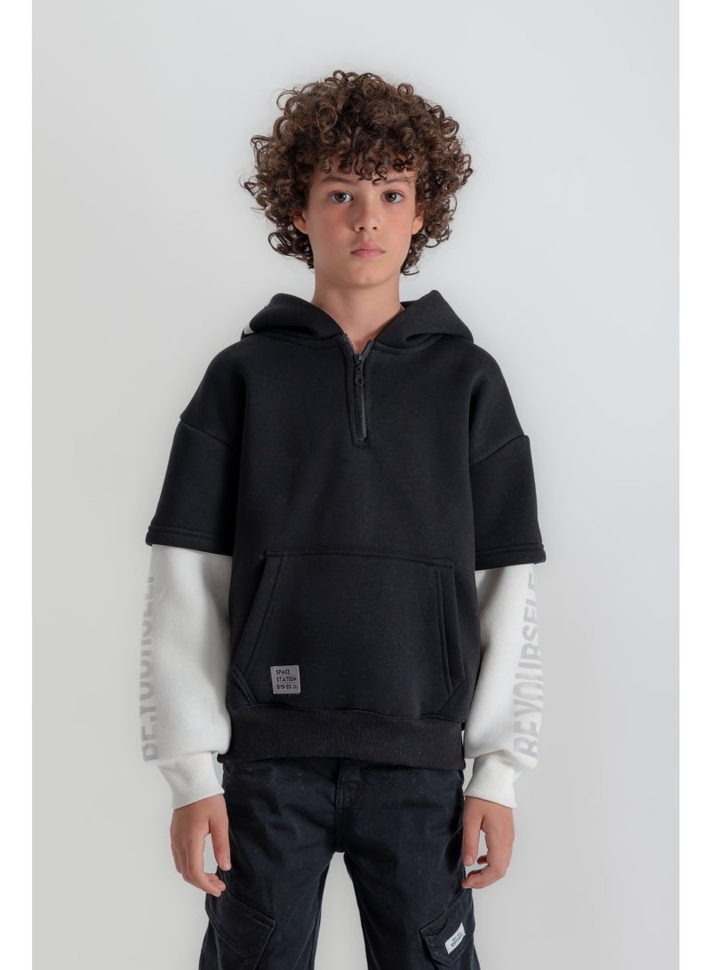 سي إن جينز وير كيدز هودي أولادي بطبعة BE CURIOUS - Image 1